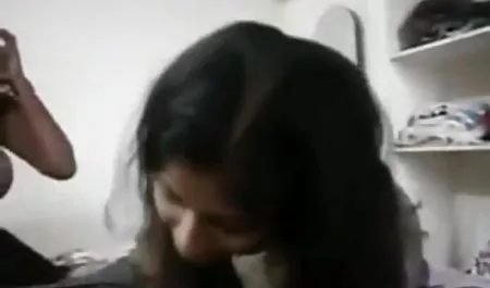 हॉट, बस्टी कर्वी लड़की क्रस्टेशियन के साथ खड़ी होती है और अपनी चूत इंग्लिश सेक्सी पिक्चर वीडियो को सहलाती है