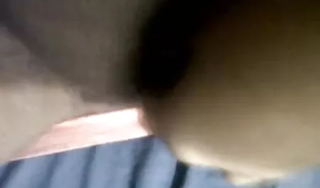 लड़की उसकी चूत को सेक्सी फिल्म की वीडियो दिखाओ सहलाती है