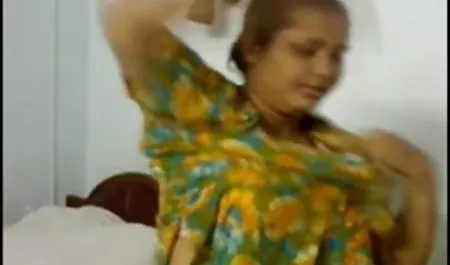 एक खूबसूरत सेक्सी श्यामला और सेक्सी पिक्चर हिंदी में उसके प्रेमी के साथ रोमांस