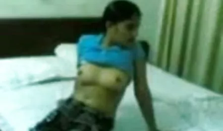 गोरा नीला डिल्डो चूसता है और खुद उसके साथ चुदाई करता है सेक्सी फिल्म का वीडियो दिखाएं
