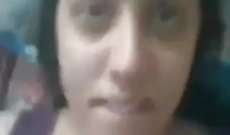 मोहक और सुंदर अधोवस्त्र के साथ सेक्सी मूवी इंडियन मूवी संचिका श्यामला बिल्ली हस्तमैथुन