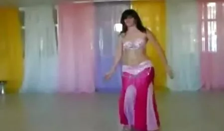 लड़की एक ककड़ी हिंदी फिल्म के हीरोइन का सेक्सी वीडियो के साथ खुद को चोदती है