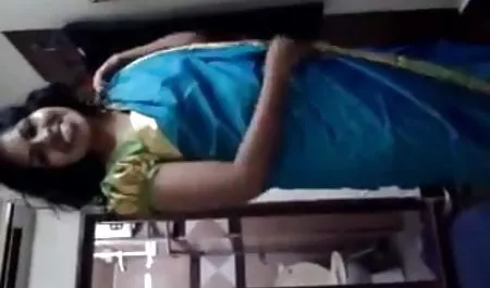 एक युवक से बहला फुसलाकर उसके अंडरपैंट्स में चढ़ हिंदी सेक्सी फिल्म देखने वाली गया