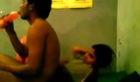 एक युवा श्यामला के साथ एक मालिशिया के सेक्सी फिल्म देखने में कार्यालय में रूसी बैंग