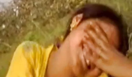 अब यह गोरा और उसके प्रेमी के लिए सेक्स फुल हिंदी समय है, लड़की को लड़का पसंद है, इसलिए उसे लंबे समय तक मनाने की ज़रूरत नहीं है और वे अंतरंग दुलार के साथ शुरू करते हैं