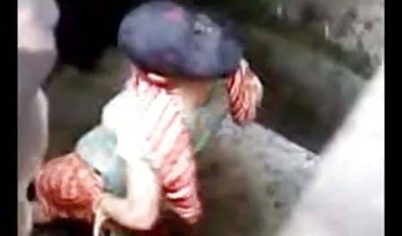 लाल बालों वाली प्यारी तारा एक कमीने के साथ आराम कर रही सेक्सी फिल्म भेजो सेक्सी है