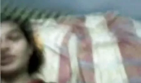 श्यामला ने उसकी योनी को ताश के पत्तों से इंग्लिश फिल्म सेक्सी हिंदी में दबा दिया