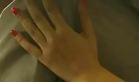रेबेका cuddles थरथानेवाला सेक्स फिल्म बफ के साथ