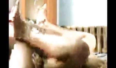 मोज़ा में हिंदी सेक्सी मूवी चलने वाली युवा कुतिया पेशाब करती है और उसे बिल्ली सहलाती है