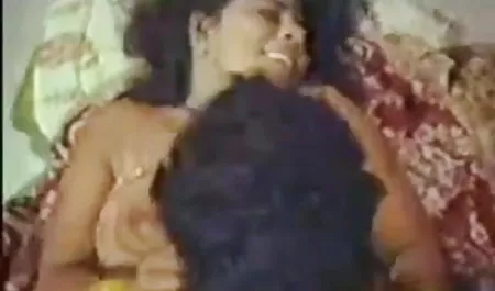स्ट्रैपआन के साथ लेटेक्स बकवास में सेक्सी फिल्म दे दे वीडियो में दो भावुक टहनियाँ