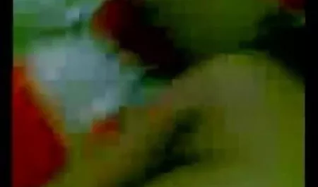 एक काले चमड़े के कॉलर ने उसकी गर्दन को झटका दिया, एक काला मुखौटा उसकी आँखों को बंद कर दिया, एक गेंद गैग ने उसका मुंह बंद कर दिया, एक हिंदी फिल्म अरे सेक्सी गोरा एक मोटा गुदा मैथुन के लिए तैयार