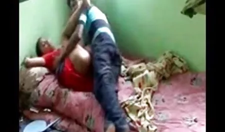 बेबी कैंसर खड़ा करता है, गीली चूत को सहलाता है और एक सेक्सी फिल्म बॉलीवुड आदमी के साथ चुदाई करता है
