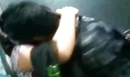 मोनिका हिंदी बॉलीवुड सेक्सी फिल्म कैमरे के सामने चूसती है
