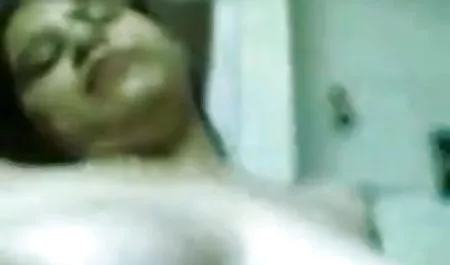 कुतिया क्रीम के साथ लिपट गई और वेबकैम सेक्सी में हिंदी पिक्चर फिल्म के सामने अपने स्तन, बिल्ली को सहलाने लगी