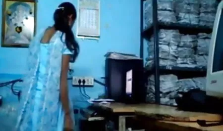 युवा फूहड़ अपने प्रेमी के लिए तैयार ब्लू फिल्म दिखाइए ब्लू फिल्म सेक्सी है
