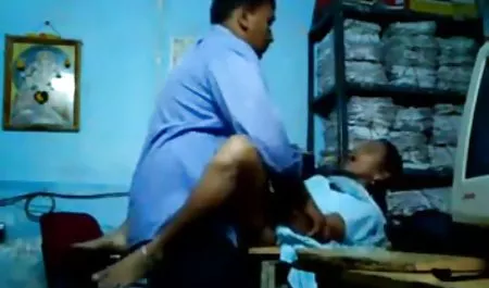 मुंह में मोटा डिल्डो और हिंदी पिक्चर फिल्म सेक्सी में परिपक्व किम की चूत