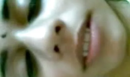 आदमी एक चमड़े के सोफे पर हिंदी इंग्लिश सेक्सी मूवी एक गर्म गोरा fucks