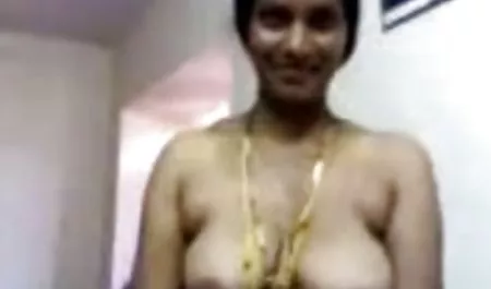 सुंदर कुतिया ने उसकी सेक्स फिल्म के गांड में उंगली डाली और खुद चुदाई की