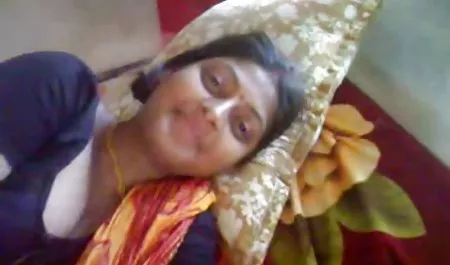 खड़ी कूल्हों वाली खूबसूरत लड़की एक सेक्सी में हिंदी मूवी बड़े डिक के साथ एक भावुक ट्रान्स बन गई