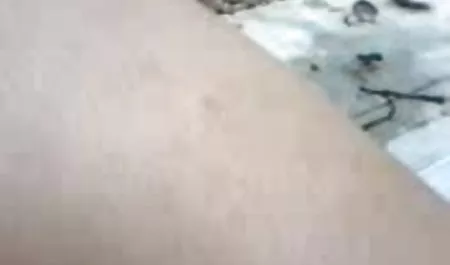 बड़े स्तन के साथ एक श्यामला एक सेक्सी वीडियो फिल्म भेज क्रस्टेशियन के साथ खुद को सहलाती है