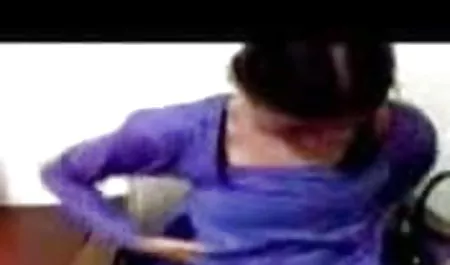 युवा पुरुष अपने वजनदार डिक दो सेक्सी फिल्म चलने वाला वंचित माँ के साथ fucks