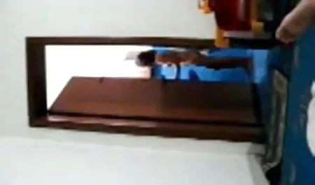 पति ने अपनी पत्नी को एक युवा मर्दाना द्वारा सेक्सी हिंदी फिल्म सेक्सी हिंदी फिल्म वीडियो गड़बड़ के रूप में उतार दिया