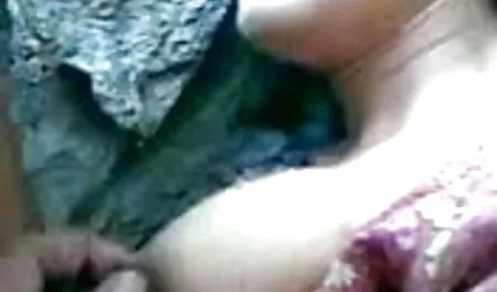 एक सुंदर इंग्लिश सेक्सी हिंदी फिल्म शरीर पर टैटू के साथ सेक्सी बेब एक आदमी को चोदता है