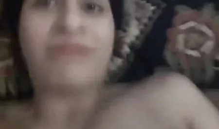 पतला बेब उसके प्रिय सेक्स फिल्म बताइए वीडियो के साथ खेलता है और उसे बिल्ली में fucks