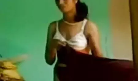 प्यारा, पतला गोरा एक साथ गड़बड़ हो जाएगा, और बदले में और एक ही समय में। भावुक sluts एक समूह सेक्स के खिलाफ बिल्कुल नहीं हैं, वे इन वासना पुरुषों के उत्तेजित कमबख्त के तहत अपने सेक्स फिल्म का सभी छेद स्थानापन्न